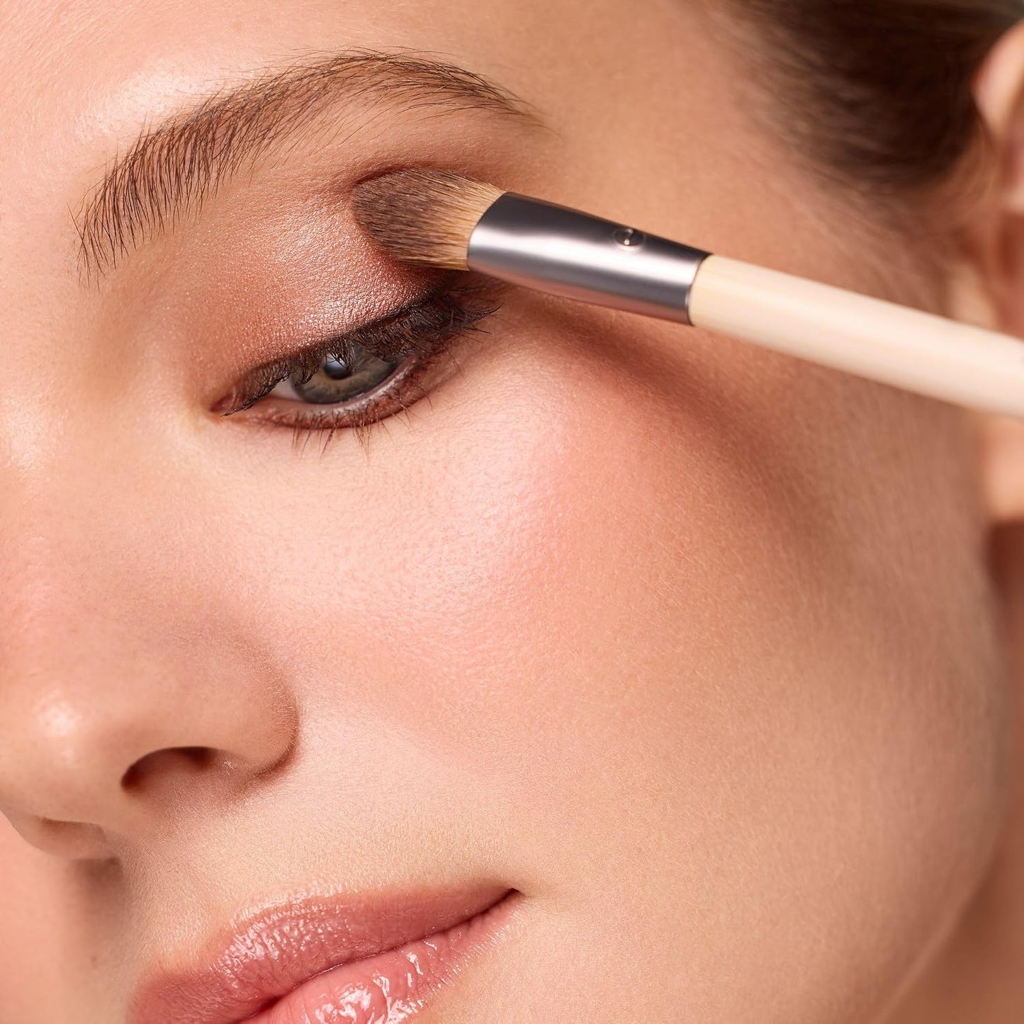EcoTools All Over Eye Brush, Fluffy Eyeshadow Brush, Cruelty-Free, 1 Count | Eye shadow brush for blending lid and crease color, soft synthetic bristles for everyday eye makeup, sustainable, vegan